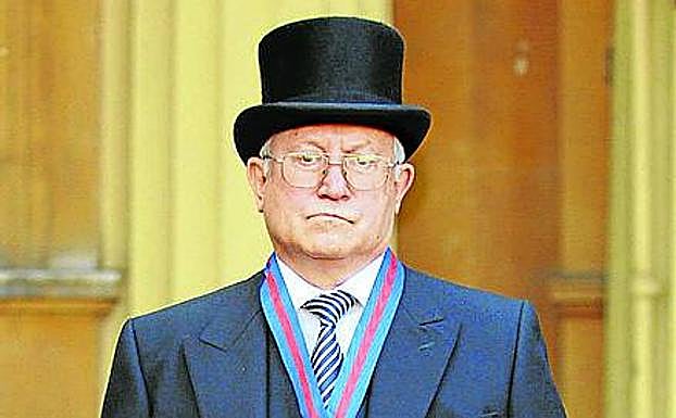 El agente doble Oleg Gordievski, condecorado en el palacio de Buckingham tras su rocambolesca huida de Rusia.