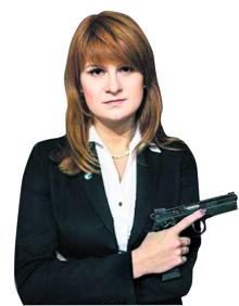 Imagen secundaria 2 - El excoronel de los servicios secretos rusos y espía para la CIA Serguéi Skripal, en el momento de ser detenido en Moscú. Abajo, los dos miembros del GRU que supuestamente intentaron matarle con veneno en Inglaterra. María Bútina, que se infiltró en la Asociación Nacional del Rifle estadounidense, posa con un arma en Moscú. Actualmente está en prisión en Estados Unidos.