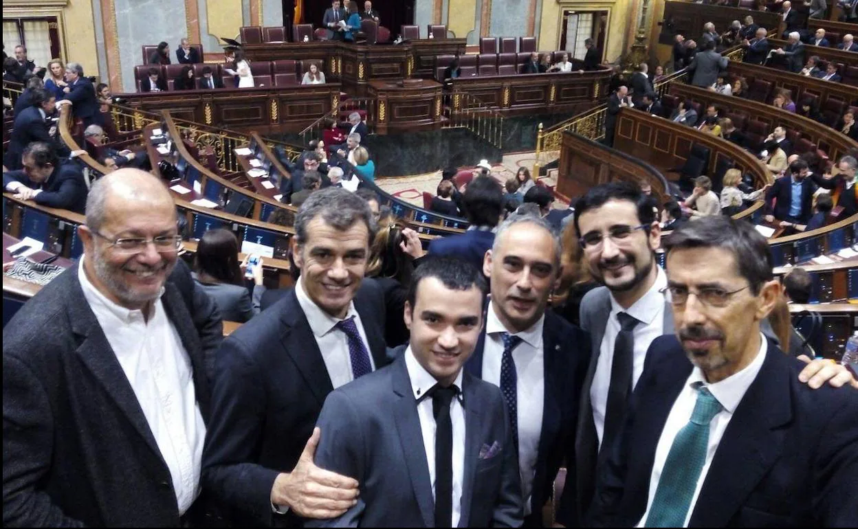 Pablo Yáñez (centro) con Francisco Igea (izquierda )y otros diputados de Ciudadanos al inicio de la XI Legislatura en enero de 2016. Yáñez perdió su escaño por Salamanca tras la repetición electoral.