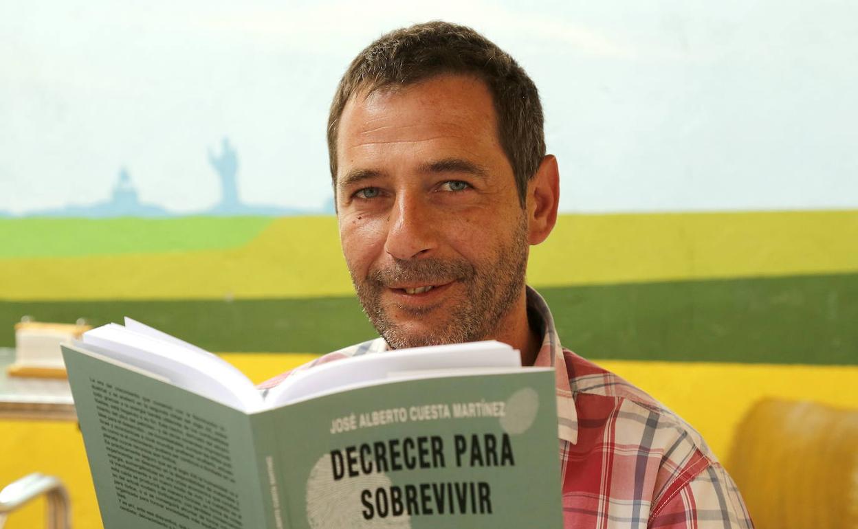 El humanista, profesor y escritor Alberto cuesta, con su último libro. 
