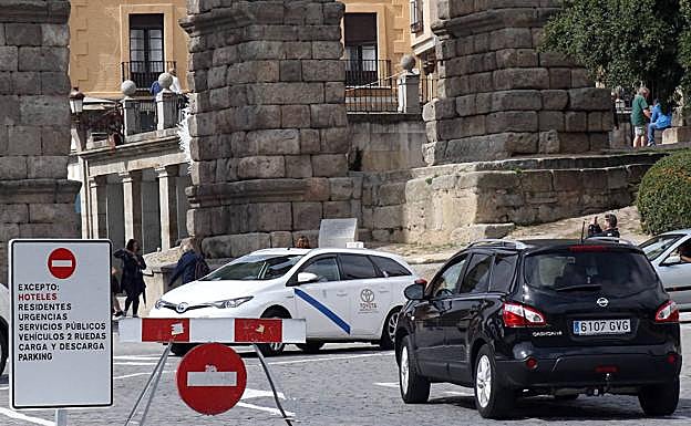 Señales de restricción del tráfico de acceso al casco histórico de Segovia, este domingo, en el Día sin Coches. 