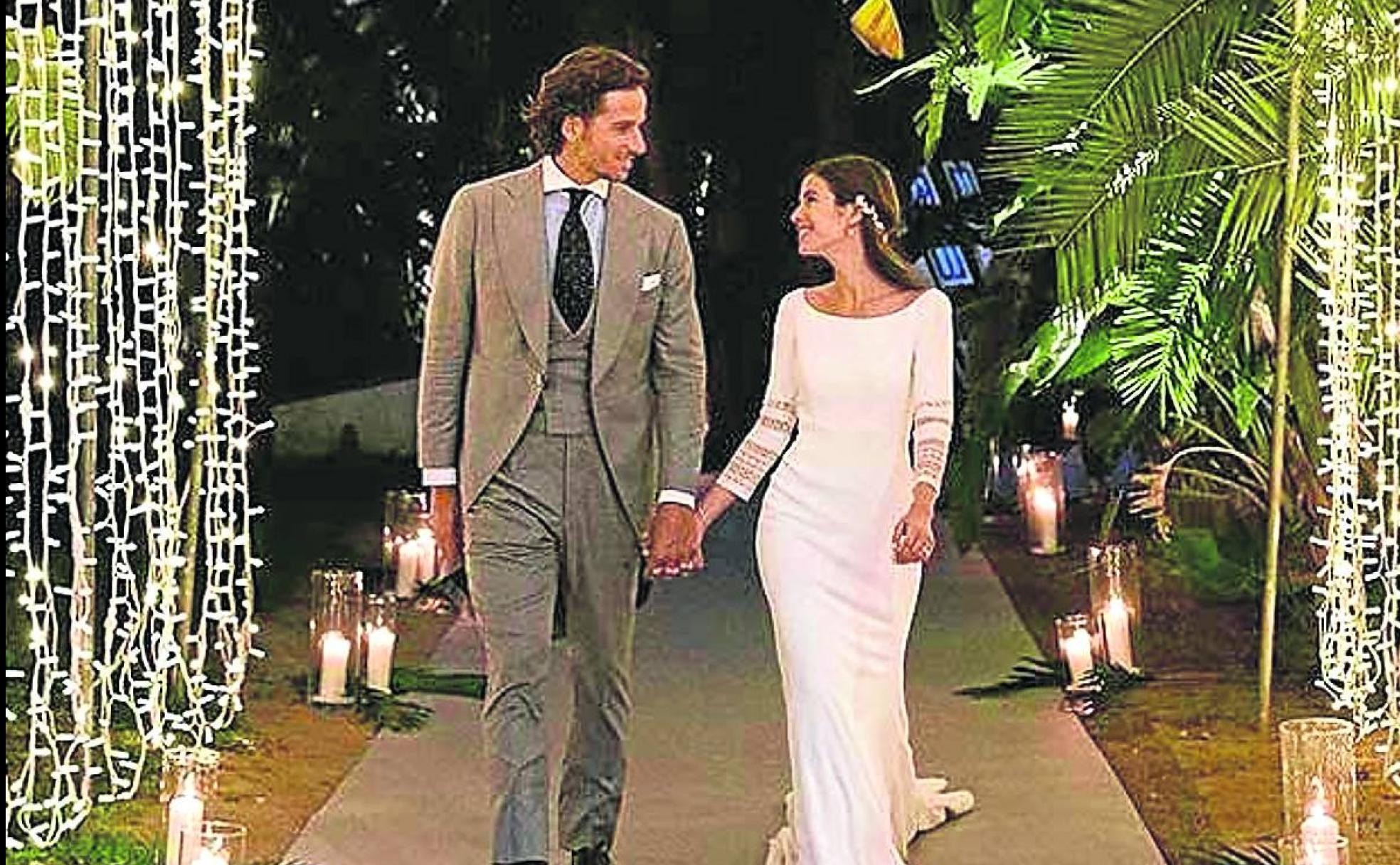 Feliciano López y Sandra Gago pasean su amor entre bombillas.