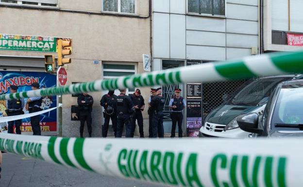 Agentes de la Guardia Civil durante el registro de un domicilio en Sabadell (Barcelona). 