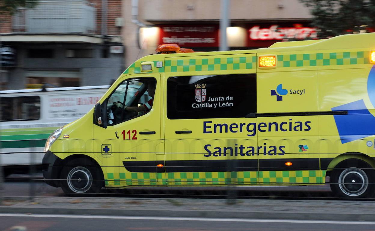 Una ambulancia de Emergencias Sanitarias de Sacyl se dirige a un percance. 