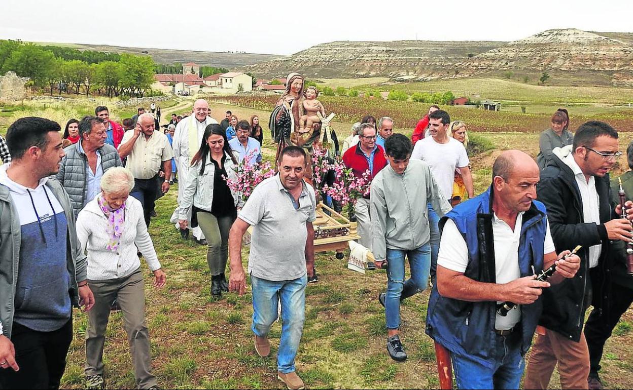 Procesión con la imagen de la Virgen de los Olmos. 