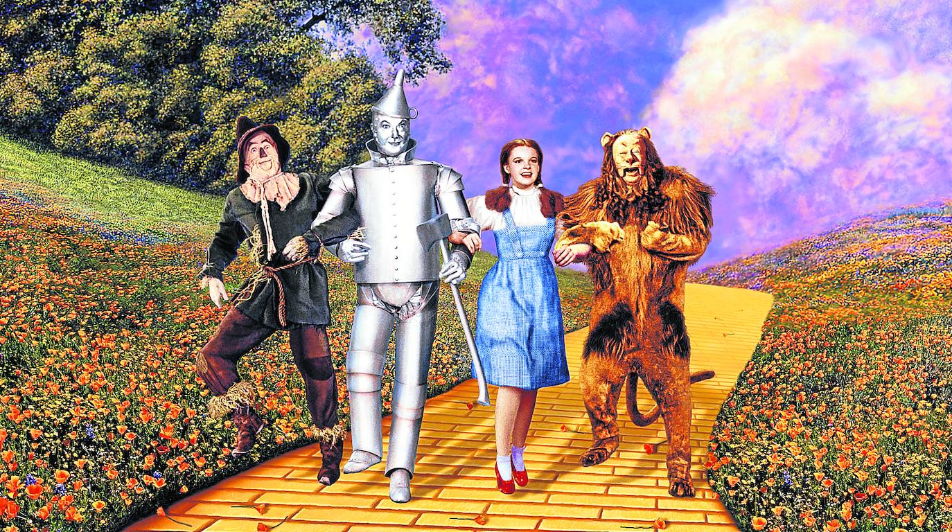 Los protagonistas, de 'El mago de Oz', en el camino de baldosas amarillas..