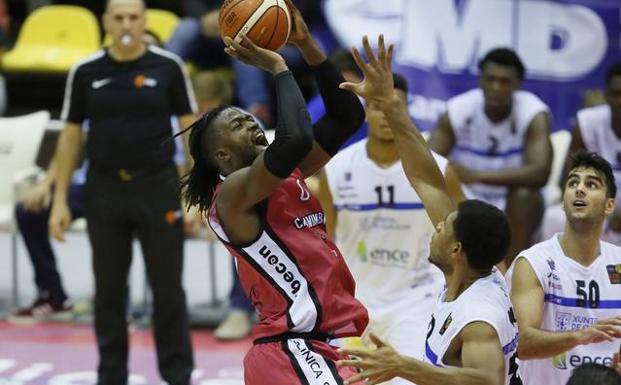 Adekoya lanza a canasta.
