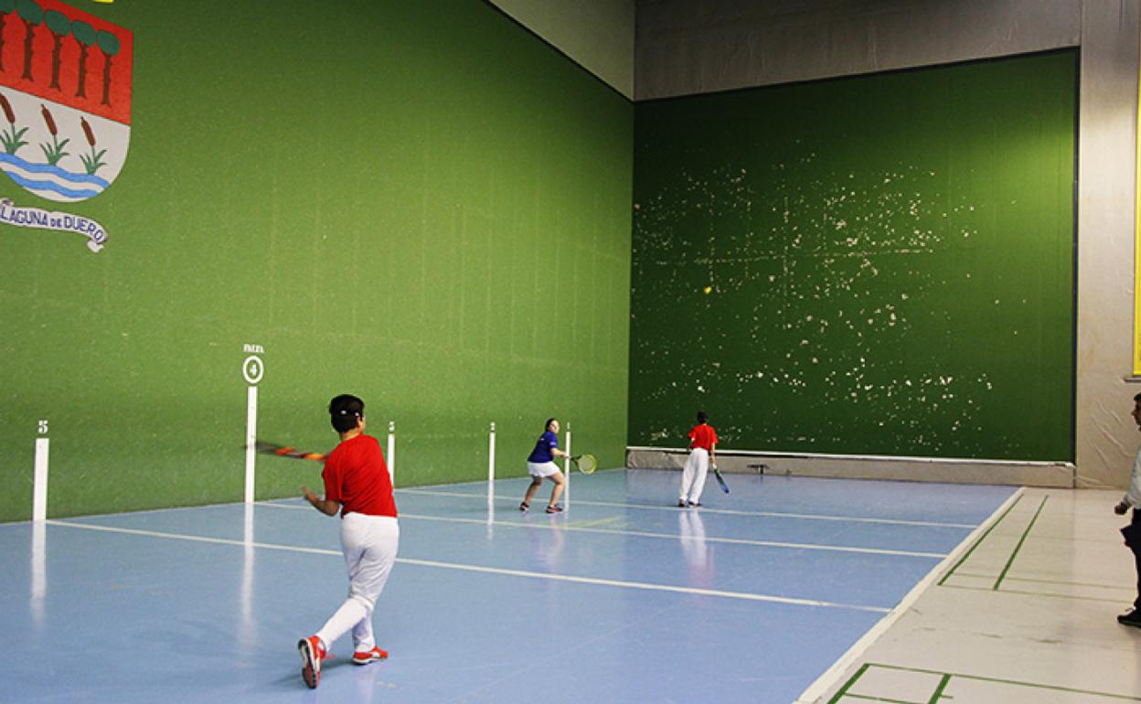 Un grupo de jóvenes juega a frontenis en el Frontón municipal. 