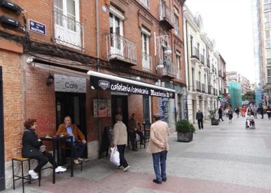 Imagen secundaria 1 - Antiguos locales de Ibiza Piel y el bar Marbella, cuyos negocios se han trasladado a los números 31 (New Marbella) y 17 (Ibiza Piel) de la calle Mantería.