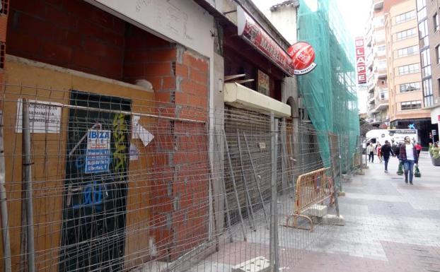 Imagen principal - Antiguos locales de Ibiza Piel y el bar Marbella, cuyos negocios se han trasladado a los números 31 (New Marbella) y 17 (Ibiza Piel) de la calle Mantería.