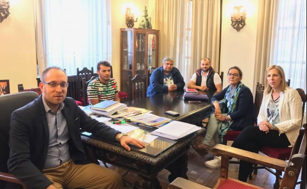 Reunión del alcalde con los representantes de la Asociación Intercultural Mirobrigense. 