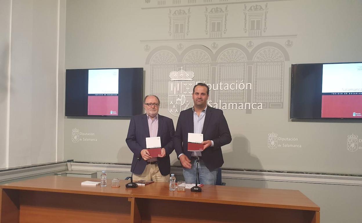 Mariano Esteban, director de la Revista de Estudios, y el diputado de Cultura, David Mingo. 
