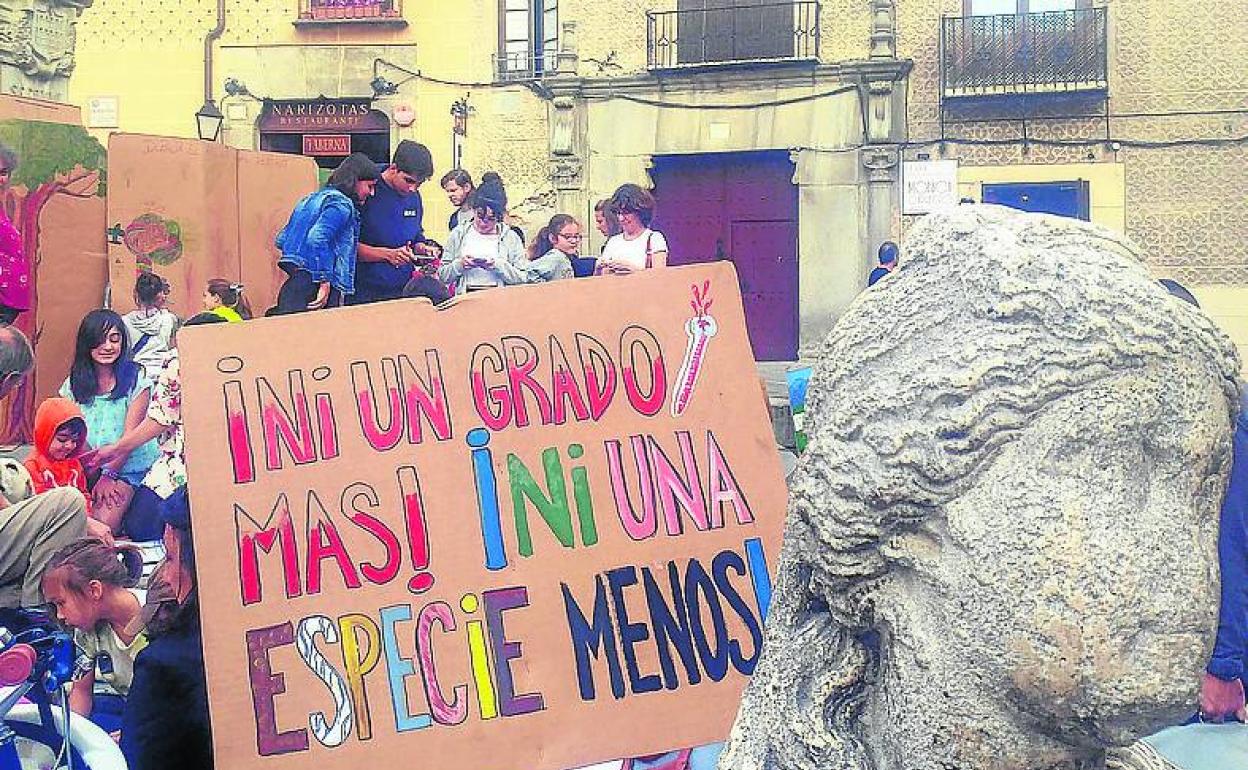 Pancarta en la plaza de las Sirenas. 