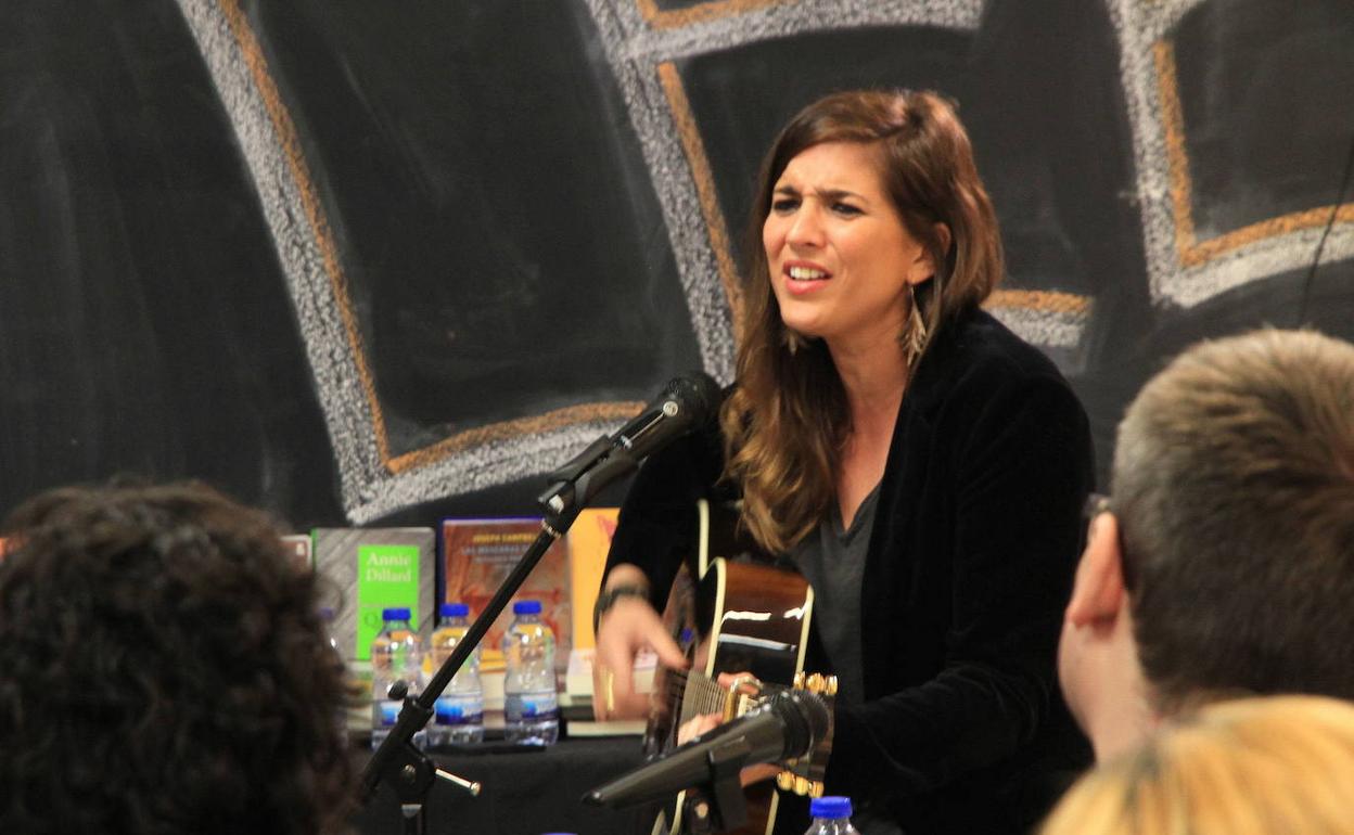 Lucía Jiménez cantando en una reciente visita a la librería Intempestivos. 
