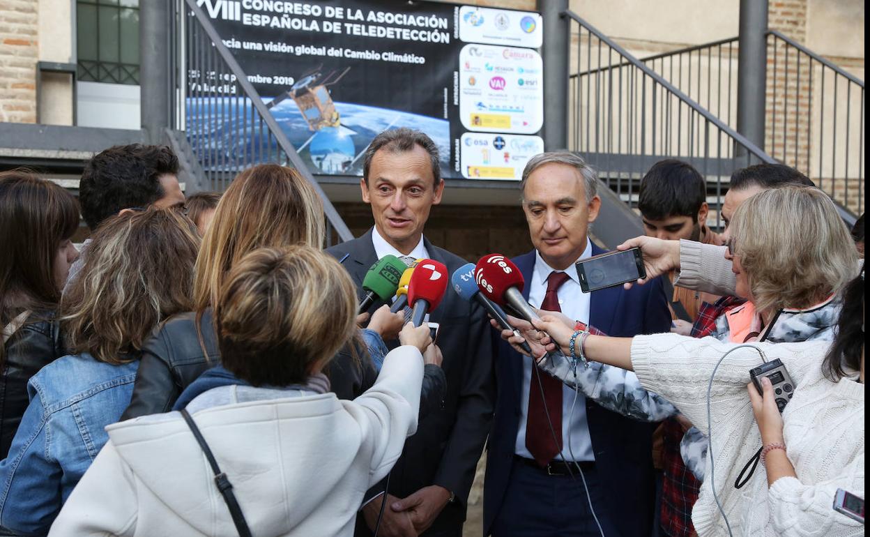 Pedro Duque atiende a los medios.