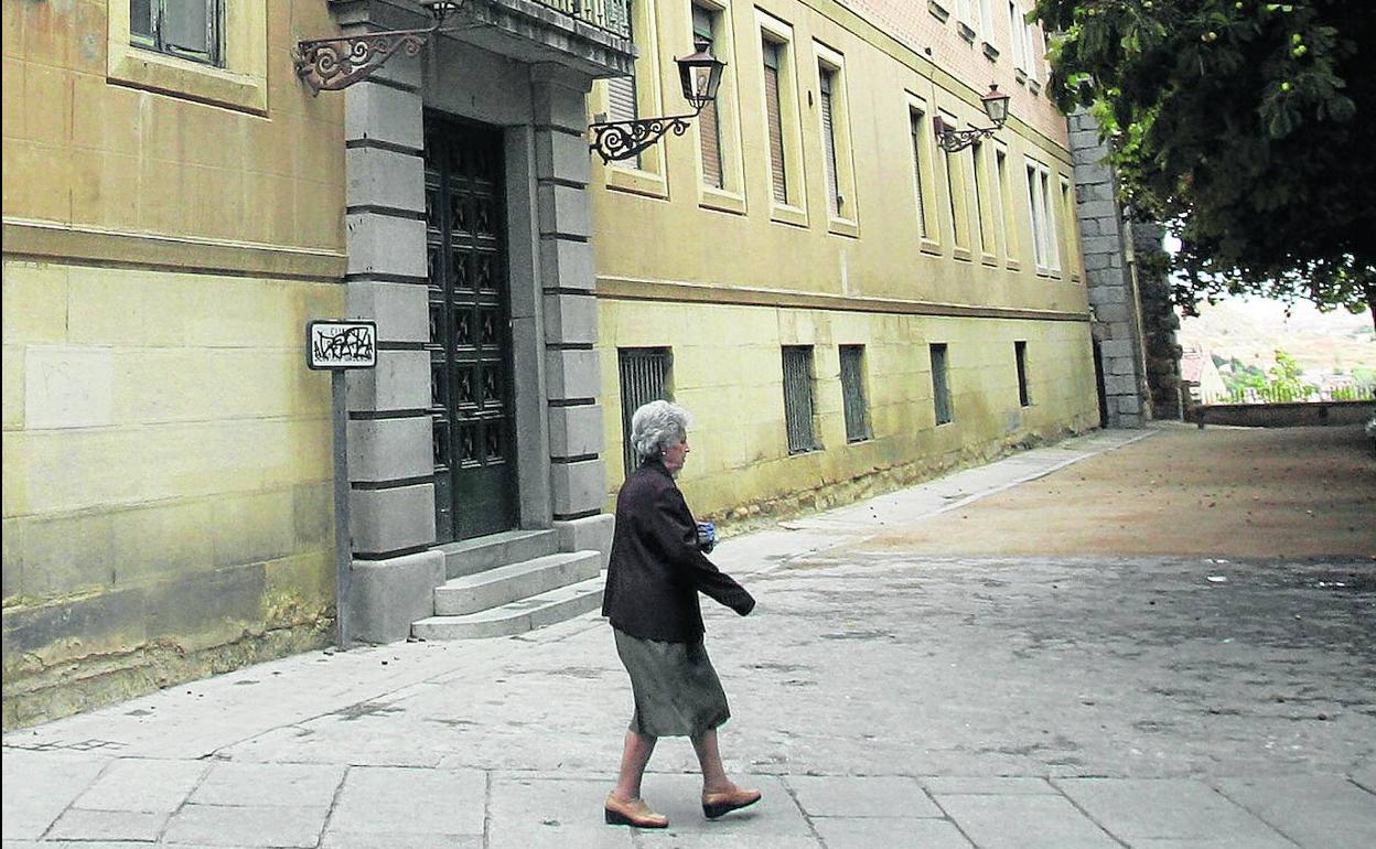 Una mujer pasa por delante del edificio cerrado del Hospital Policlínico de Segovia. 