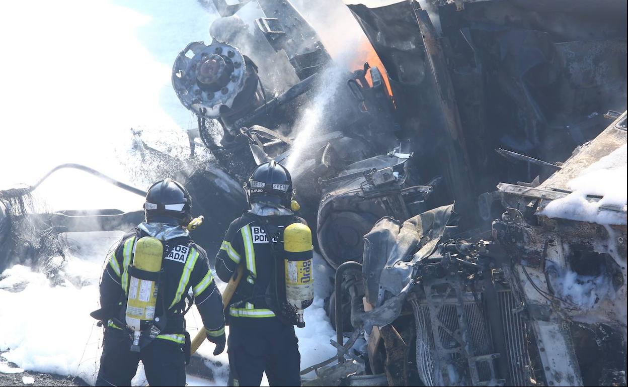 Los Bomberos trabajan en la extinción de las llamas en el incendio de este jueves.