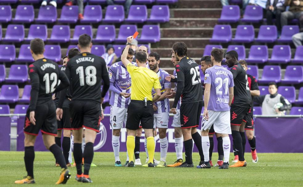 David Pérez Pallas muestra a Kiko Olivas en marzo de 2018 la última tarjeta roja que han visto los jugadores del Real Valladolid.