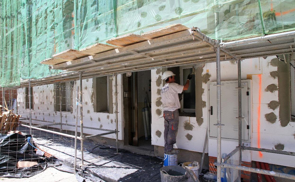 Obras en una de las fachadas de edificios acogidos al ARU de San José-El Palo en 2016. 