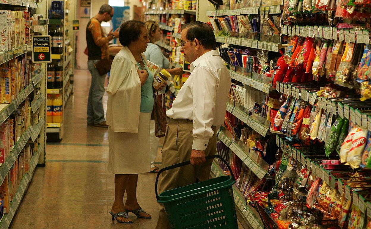 Varios clientes en un supermercado de Valladolid. 