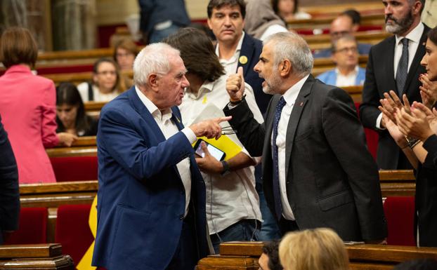 Los diputados de ERC y Ciudadanos Ernest Maragall y Carlos Carrizosa se encaran en el pleno de este jueves.