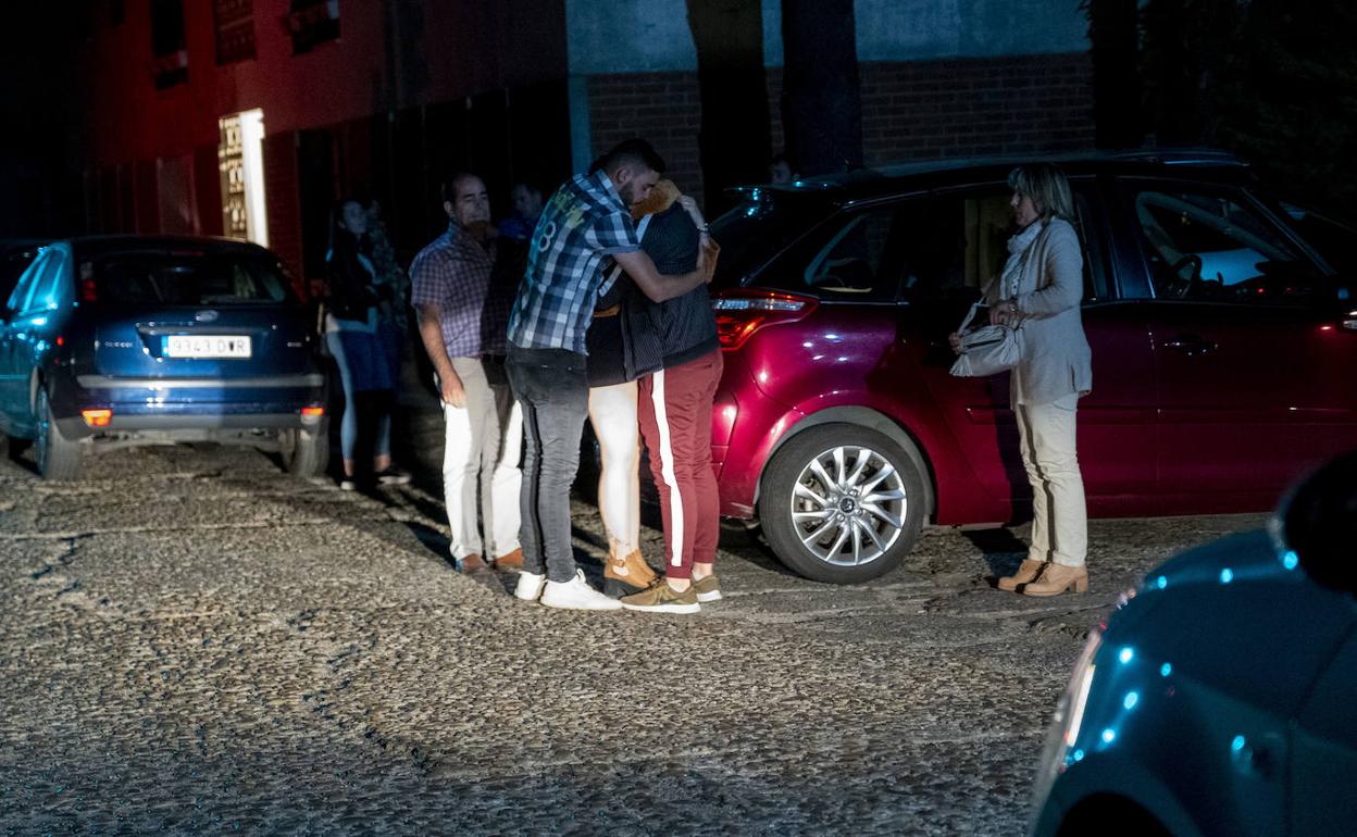 Los familiares del camionero fallecido esperan noticias a las puertas de la planta del Camino Viejo de Simancas.