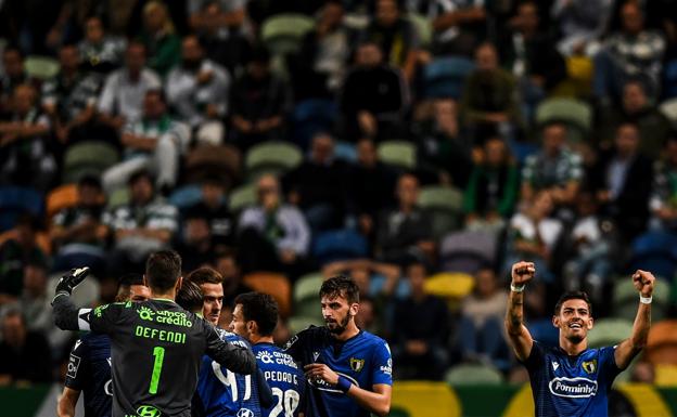 Ruben Lameiras (R) celebra con su hinchada tras la victoria del Famalicao ante el Sporting CP en el Jose Alvalade