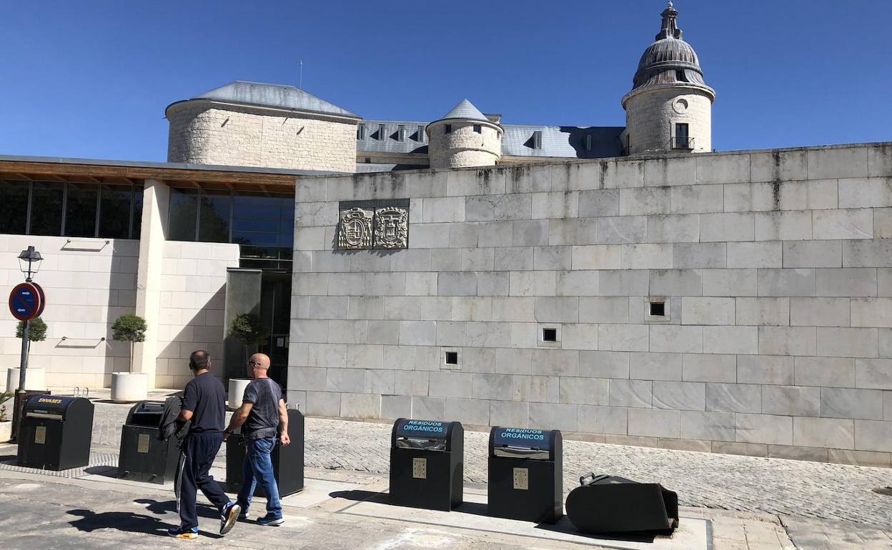 Contenedores delante del Archivo General de Simancas. 