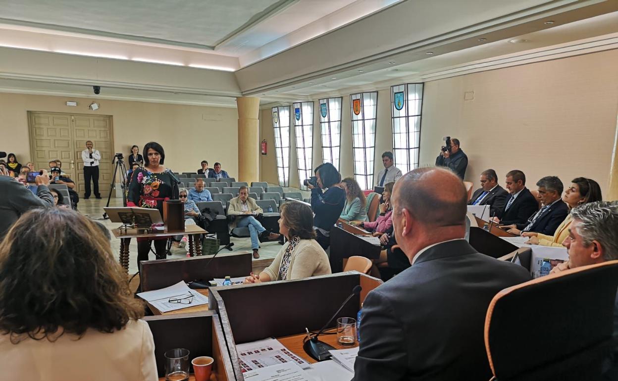 La diputada María Cuesta, del PP, toma posesión de su cargo delante del presidente de la Diputación de Segovia, Miguel Ángel de Vicente. 