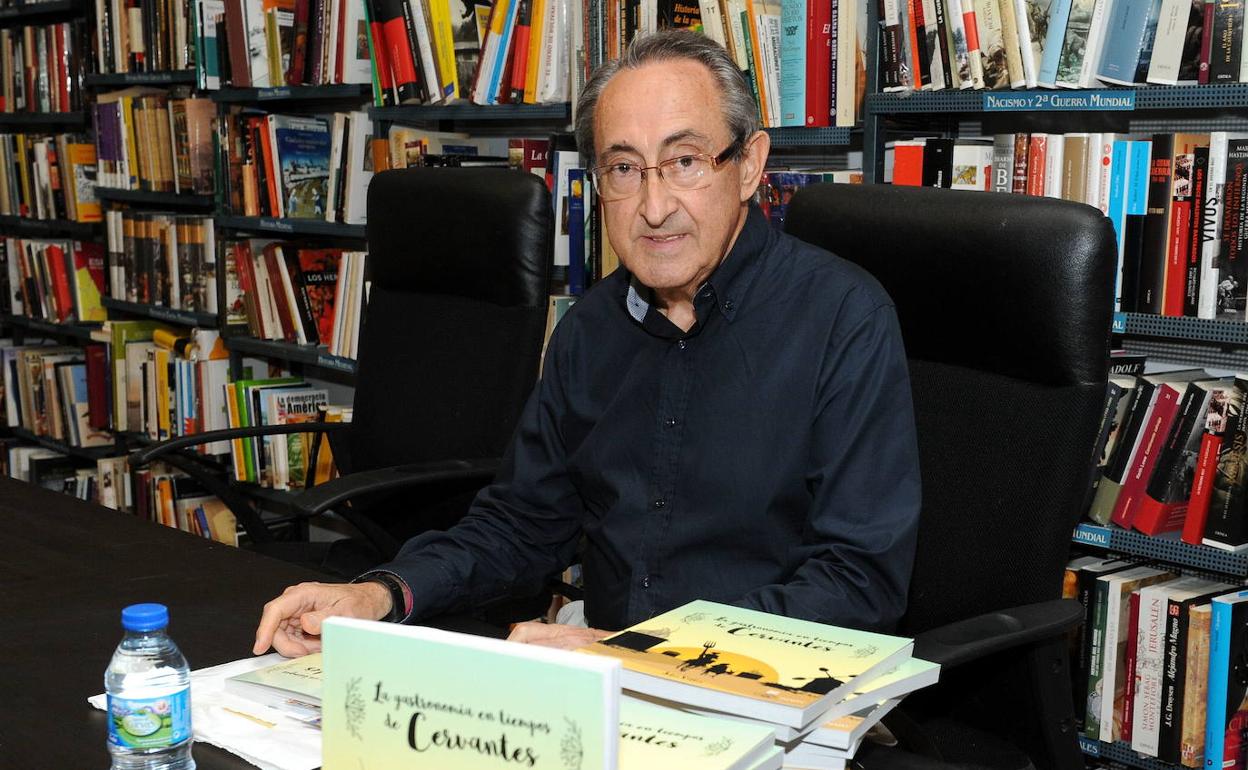 Julio Valles, durante la presentación de su libro sobre la gastronomía en la época de Cervantes. 
