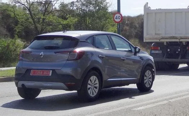 El nuevo Renault Captur, aún en pruebas, circula por la avenida de Madrid.