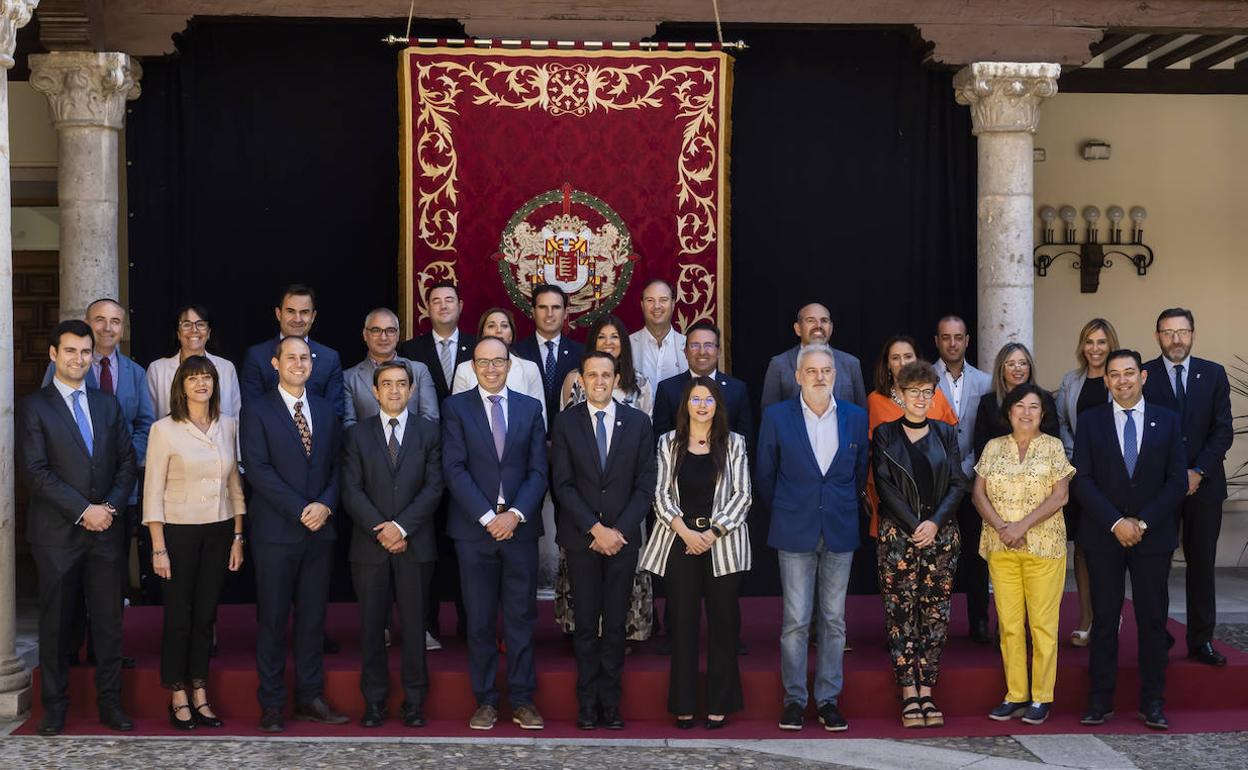 Foto de familia de los diputados provinciales con los sustitutos de Jesús Julio Carnero (Fernando Esteban, segunda fila, tercero por la izquierda) y Teresa López (Dolores Mayo, segunda por la derecha, segunda fila). 