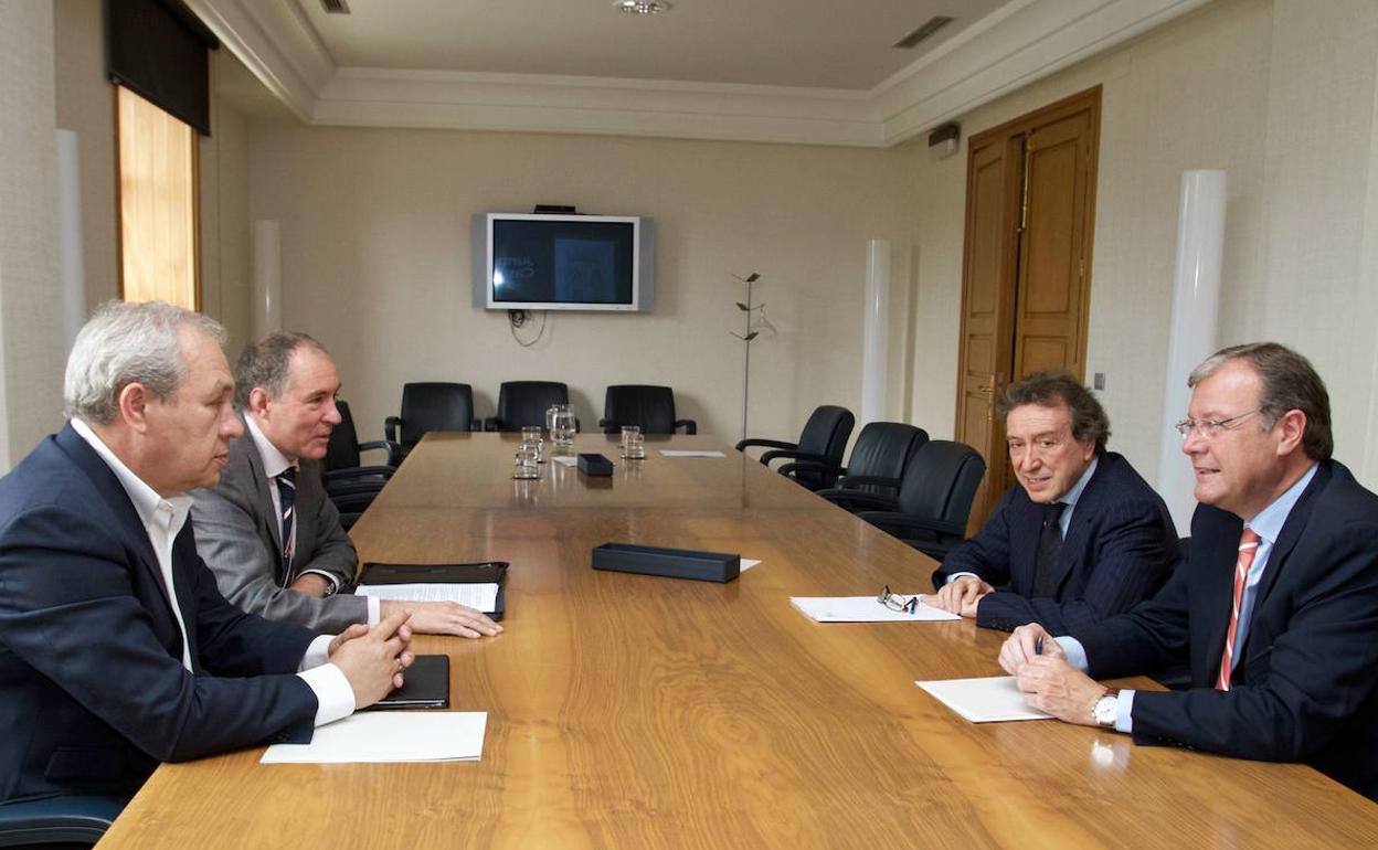 Eduardo López Sendino y José Antonio González, de UPL, con José Antonio de Santiago y Antonio Silván, del PP, en una reunión negociadora. 