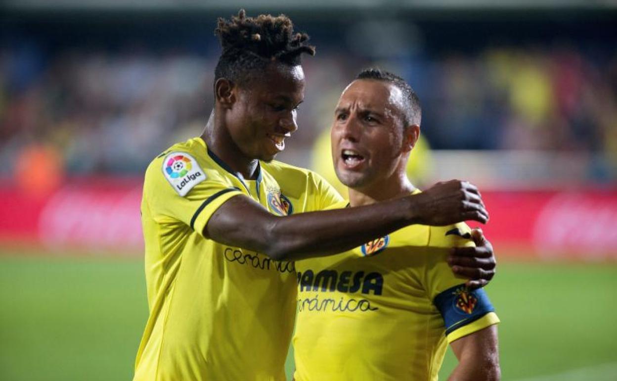 Los jugadores del Villarreal, Santi Cazorla (d) y el nigeriano Samuel Chukwueze, celebran el segundo gol del equipo.