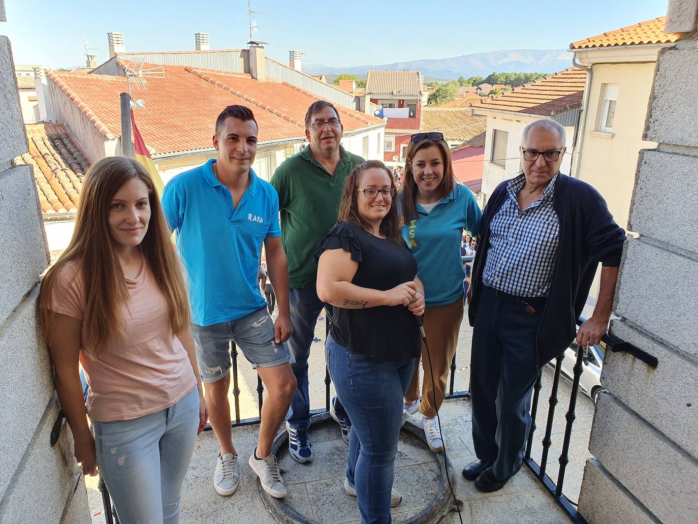 Las peñas marcaron el viernes el ritmo al inicio de las fiestas patronales de San Miguel de Valero, que este año incluían una novedad y era el chupinazo desde el balcón del Ayuntamiento para abrir las fiestas, amenizado por la charanga Manliao.