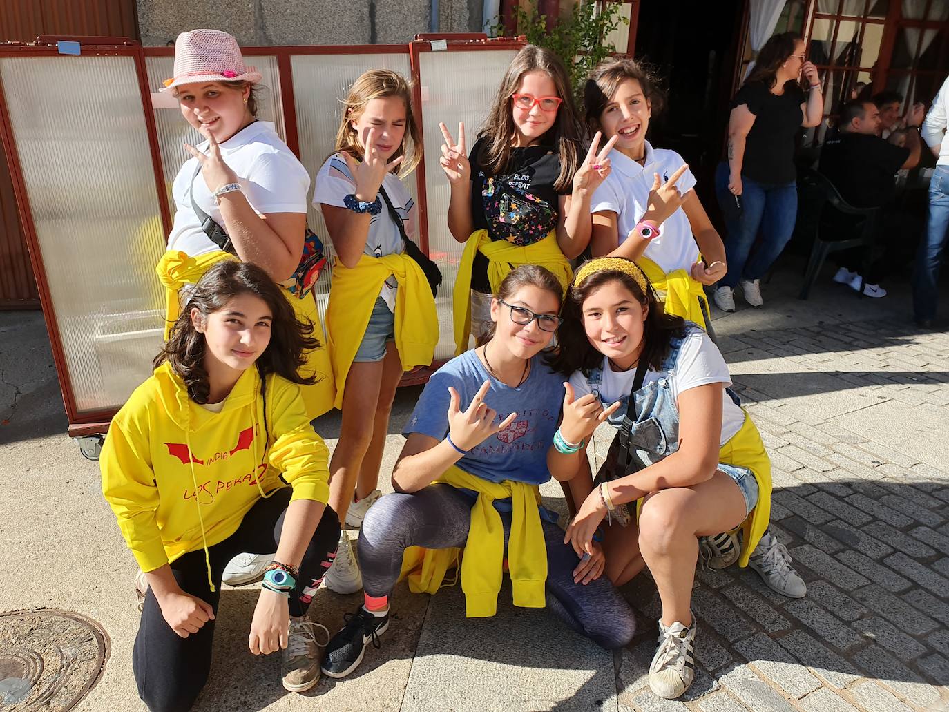 Las peñas marcaron el viernes el ritmo al inicio de las fiestas patronales de San Miguel de Valero, que este año incluían una novedad y era el chupinazo desde el balcón del Ayuntamiento para abrir las fiestas, amenizado por la charanga Manliao.