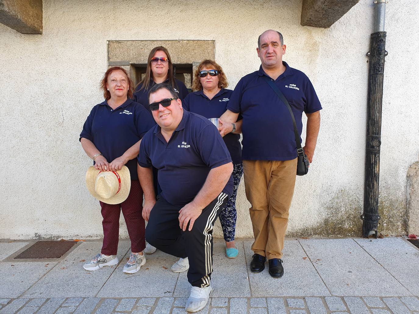 Las peñas marcaron el viernes el ritmo al inicio de las fiestas patronales de San Miguel de Valero, que este año incluían una novedad y era el chupinazo desde el balcón del Ayuntamiento para abrir las fiestas, amenizado por la charanga Manliao.