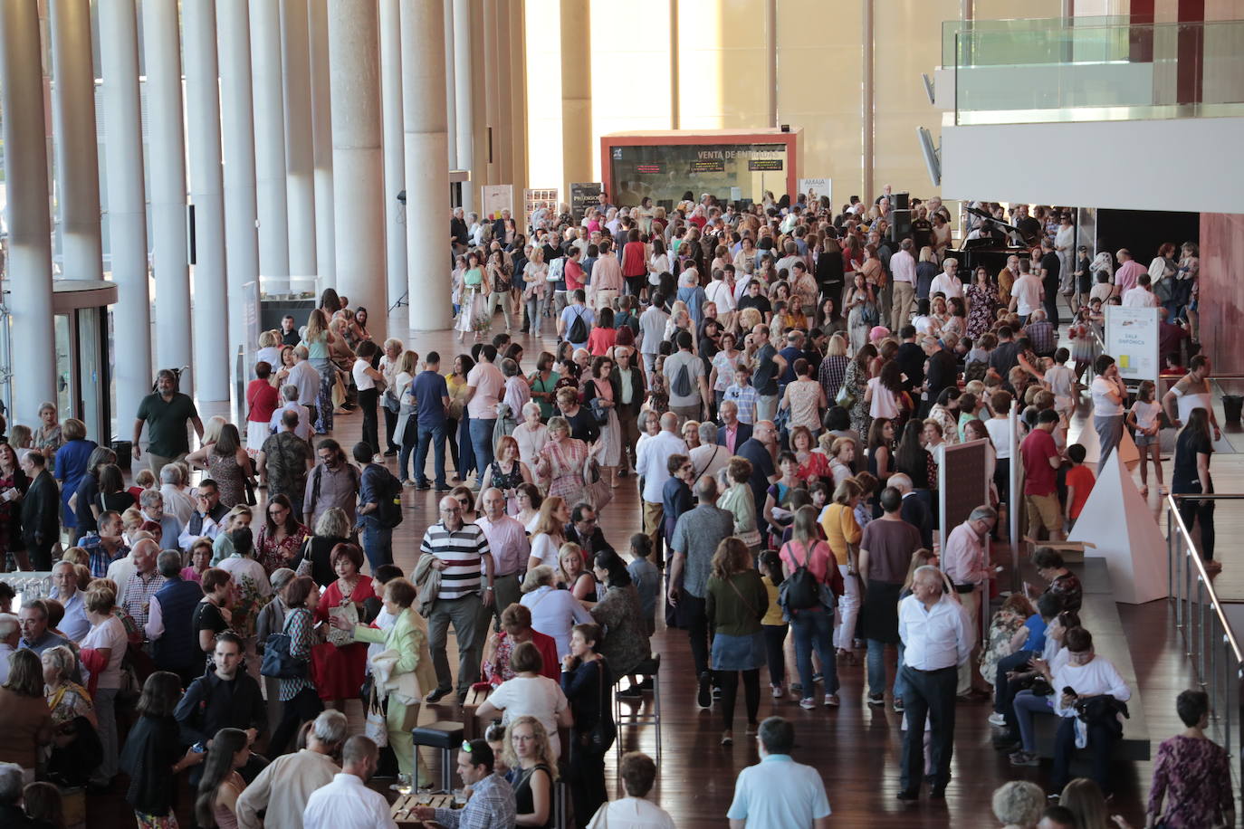 Una pareja baila en la puerta del Auditorio Miguel Delibes. 