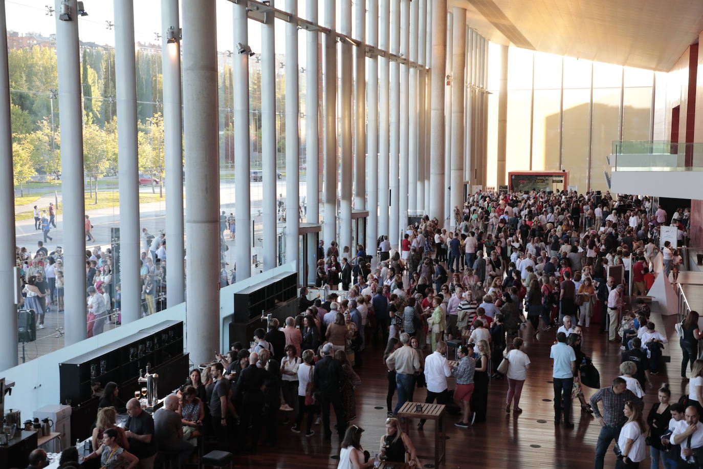 Una pareja baila en la puerta del Auditorio Miguel Delibes. 