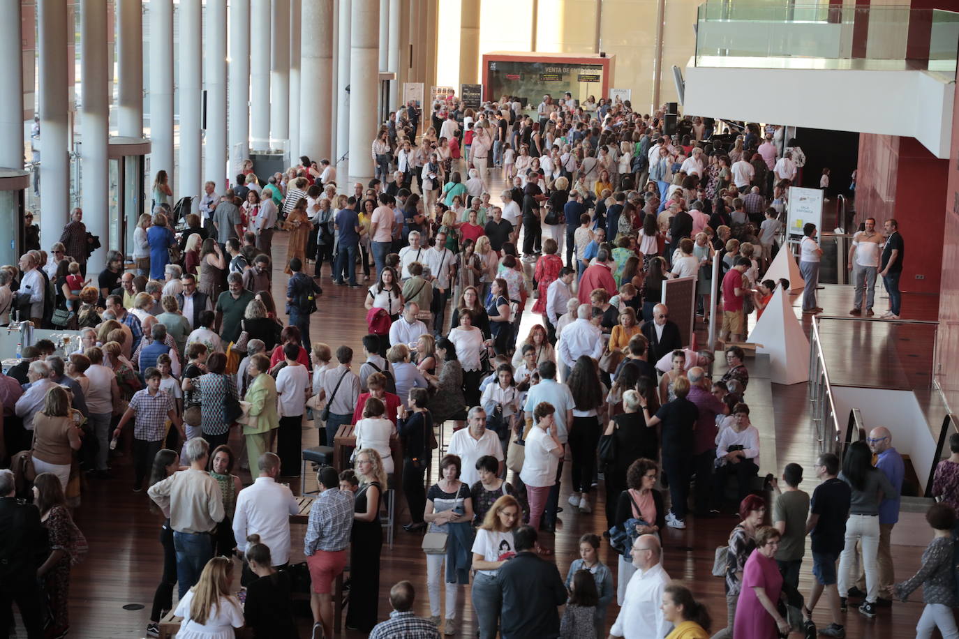 Una pareja baila en la puerta del Auditorio Miguel Delibes. 