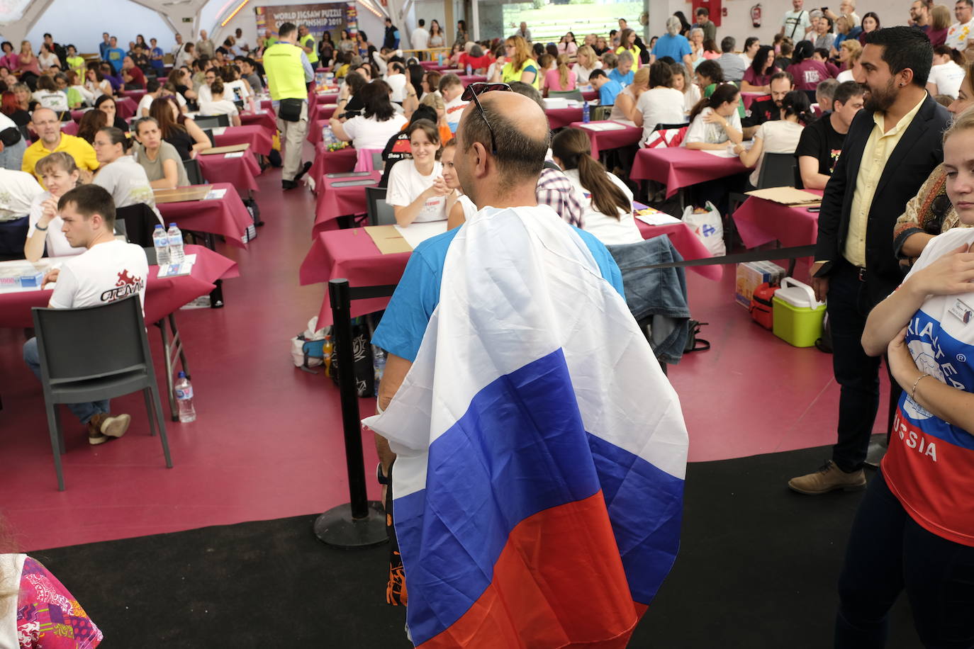 Unos 700 aficionados de 40 países diferentes participan este fin de semana en el I Campeonato del Mundo de Puzles que se celebra en la Cúpula del Mileno de Valladolid y que ha dado inicio hoy sábado con el torneo por equipos, al que seguirán mañana las disciplinas individual y por parejas. En total, el certamen, que cuenta con el apoyo del Ayuntamiento, repartirá 2.500 euros en premios.