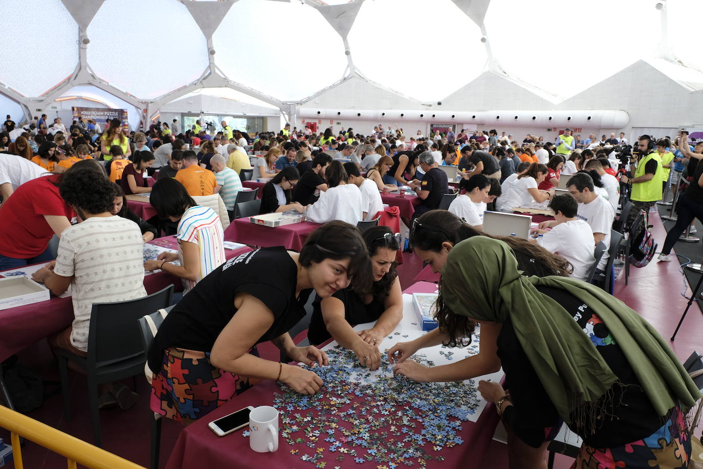 Unos 700 aficionados de 40 países diferentes participan este fin de semana en el I Campeonato del Mundo de Puzles que se celebra en la Cúpula del Mileno de Valladolid y que ha dado inicio hoy sábado con el torneo por equipos, al que seguirán mañana las disciplinas individual y por parejas. En total, el certamen, que cuenta con el apoyo del Ayuntamiento, repartirá 2.500 euros en premios.