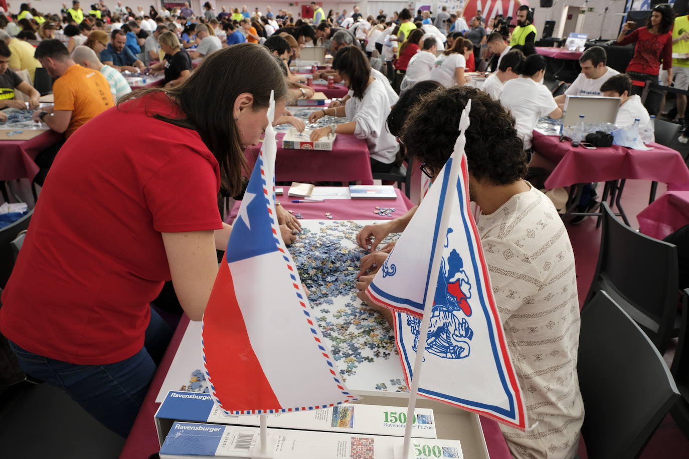 Unos 700 aficionados de 40 países diferentes participan este fin de semana en el I Campeonato del Mundo de Puzles que se celebra en la Cúpula del Mileno de Valladolid y que ha dado inicio hoy sábado con el torneo por equipos, al que seguirán mañana las disciplinas individual y por parejas. En total, el certamen, que cuenta con el apoyo del Ayuntamiento, repartirá 2.500 euros en premios.