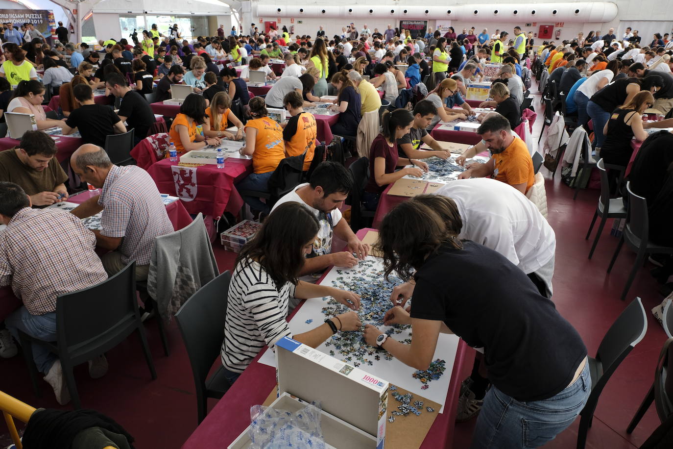 Unos 700 aficionados de 40 países diferentes participan este fin de semana en el I Campeonato del Mundo de Puzles que se celebra en la Cúpula del Mileno de Valladolid y que ha dado inicio hoy sábado con el torneo por equipos, al que seguirán mañana las disciplinas individual y por parejas. En total, el certamen, que cuenta con el apoyo del Ayuntamiento, repartirá 2.500 euros en premios.