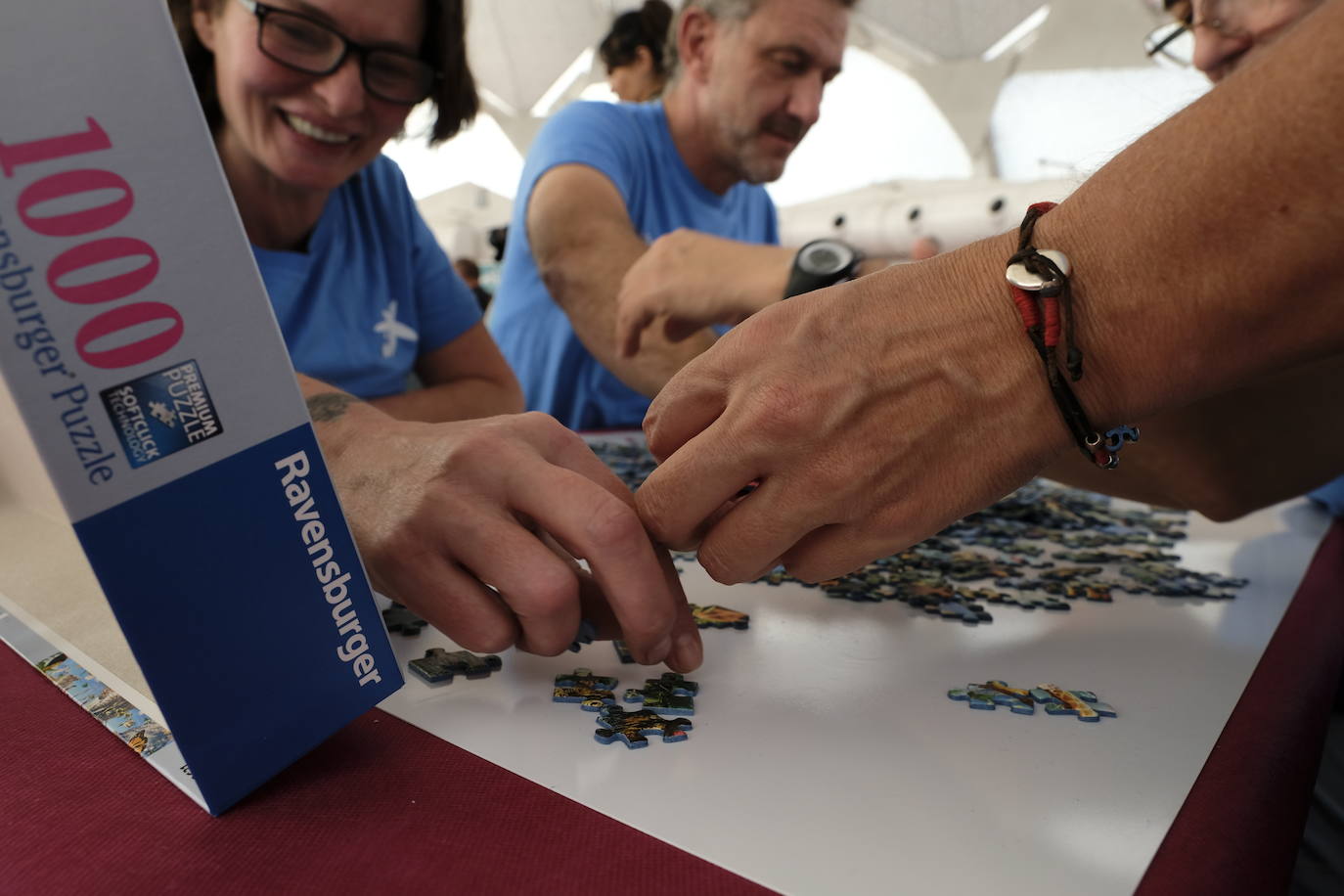 Unos 700 aficionados de 40 países diferentes participan este fin de semana en el I Campeonato del Mundo de Puzles que se celebra en la Cúpula del Mileno de Valladolid y que ha dado inicio hoy sábado con el torneo por equipos, al que seguirán mañana las disciplinas individual y por parejas. En total, el certamen, que cuenta con el apoyo del Ayuntamiento, repartirá 2.500 euros en premios.