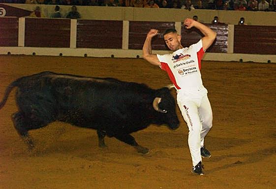 El segoviano Balotelli recorta a uno de los astados. 