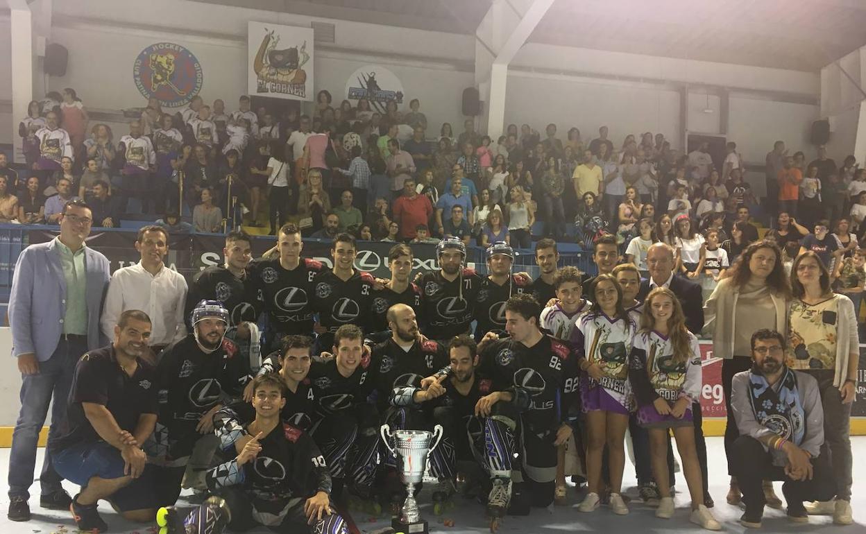 El CPLV posa con el trofeo. 