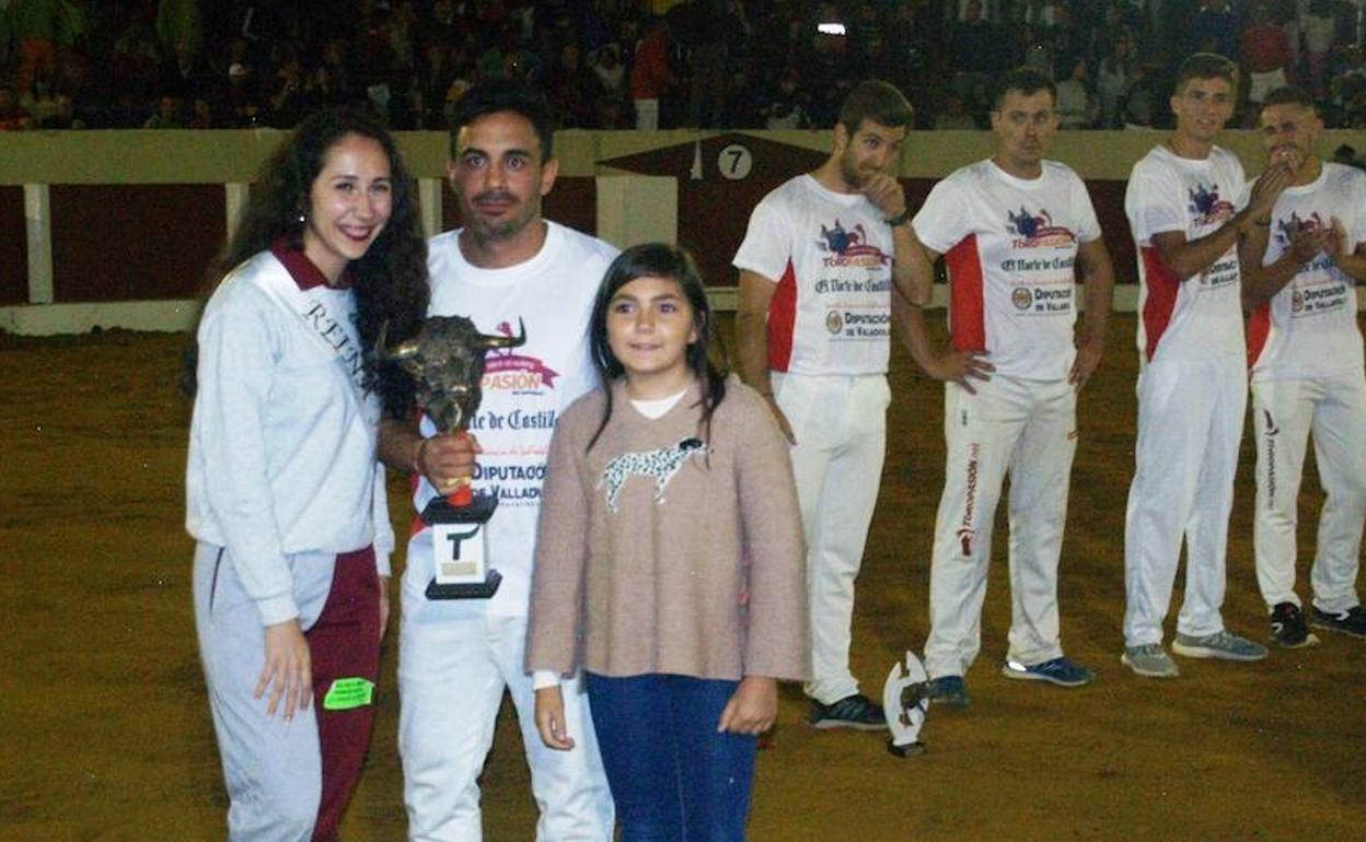 Use, junto a la reina de las Fiestas de Olmedo y el resto de los participantes en el concurso de cortes celebrado el viernes por la villa.