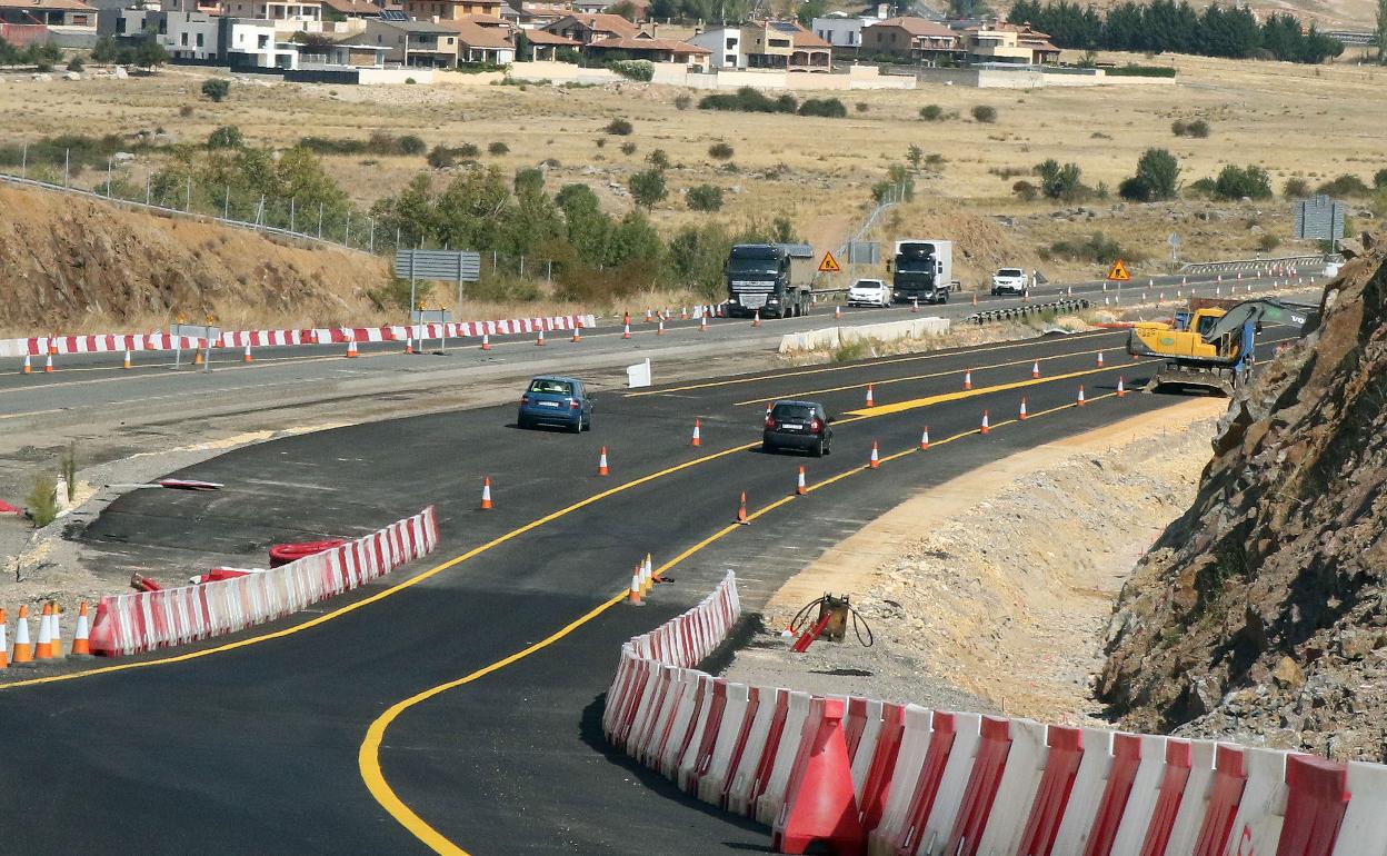 Coches circulando por la SG-20 en obras. 