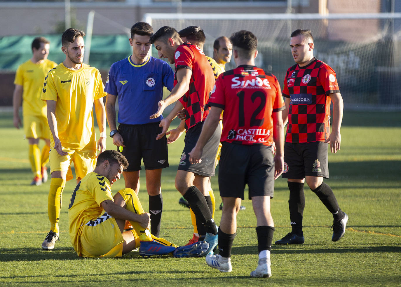 El jugador derriba al delantero de la Cistérniga evitando el ataque rival.